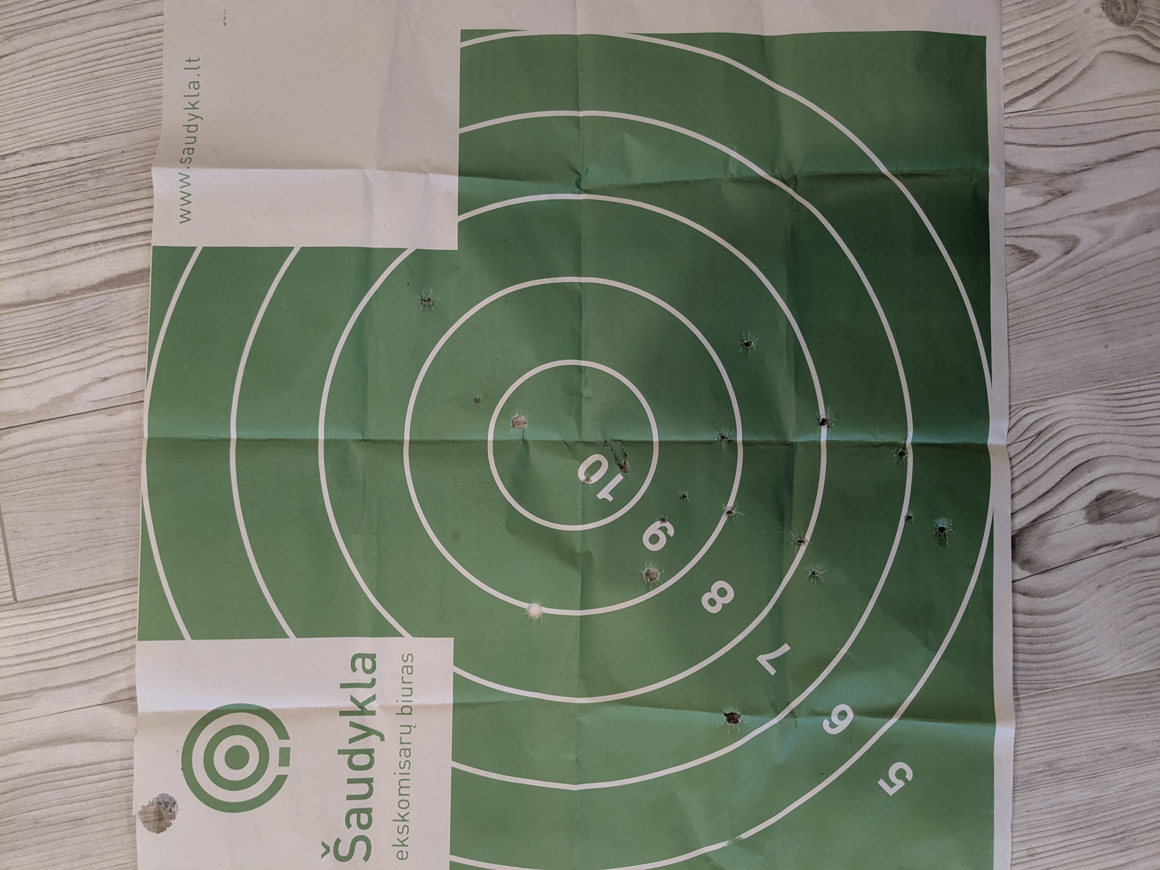 Popierinis taikinys su šūvių žymėmis